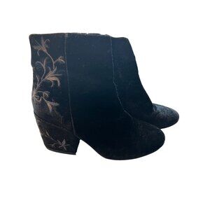 Kenneth Cole Renna Black Velvet Ankle Booties Boots Embroidered Size 7
